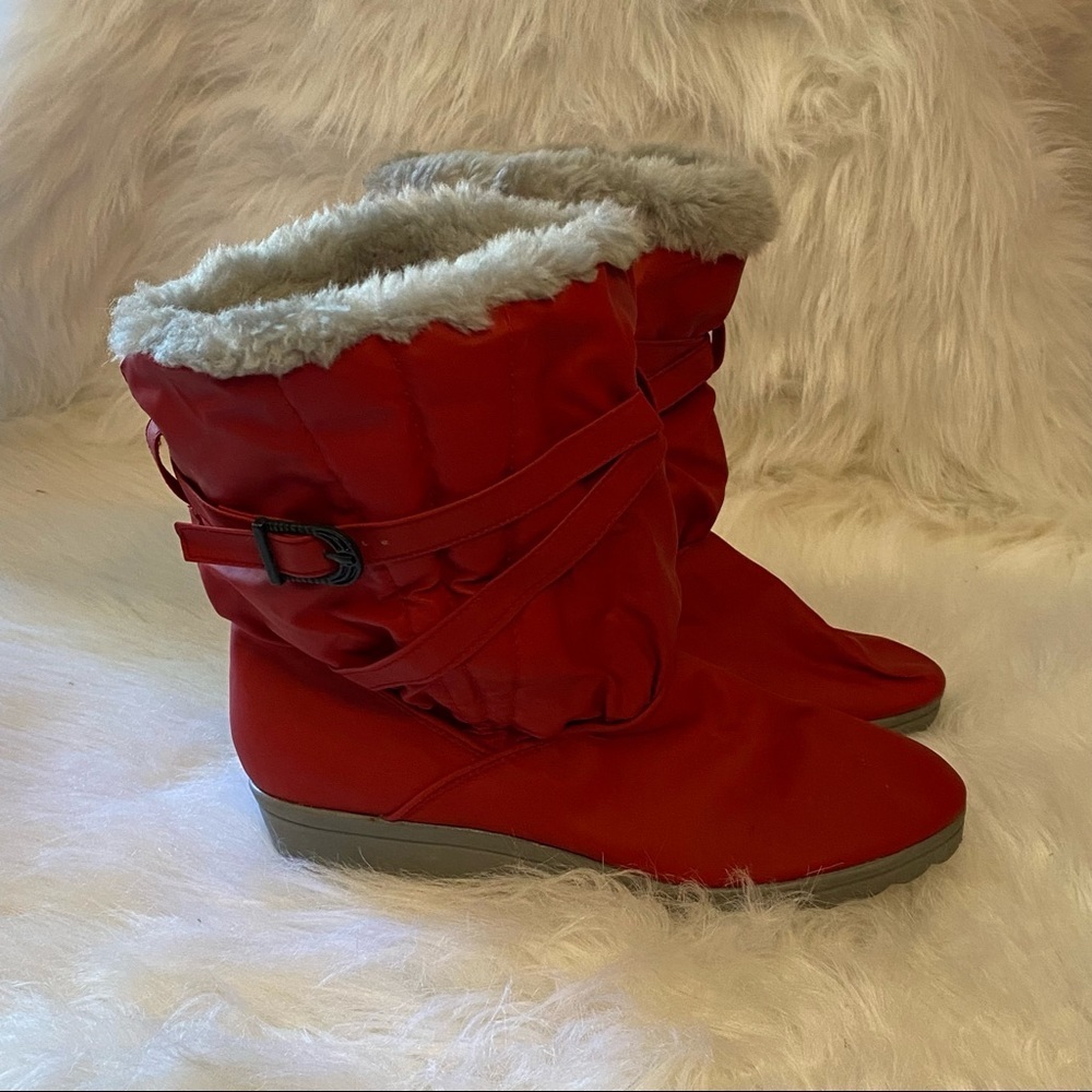 Nortic Boots Women’s Size 8M Red Color Slip On Snow Boot Fur Lining